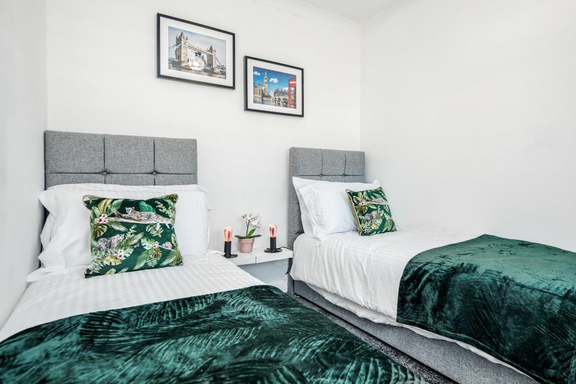 Heathrow 2-Bedroom Maisonette With Parking West Drayton  Екстер'єр фото