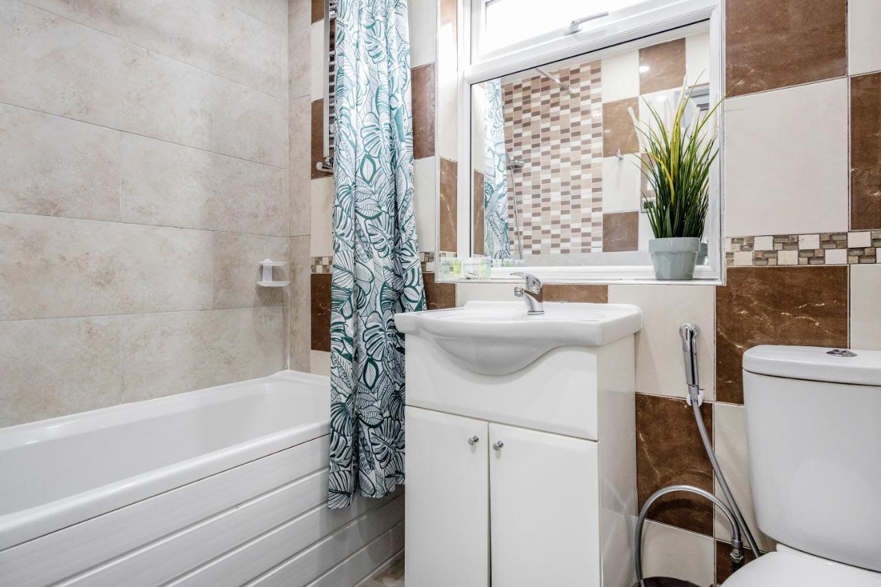 Heathrow 2-Bedroom Maisonette With Parking West Drayton  Екстер'єр фото