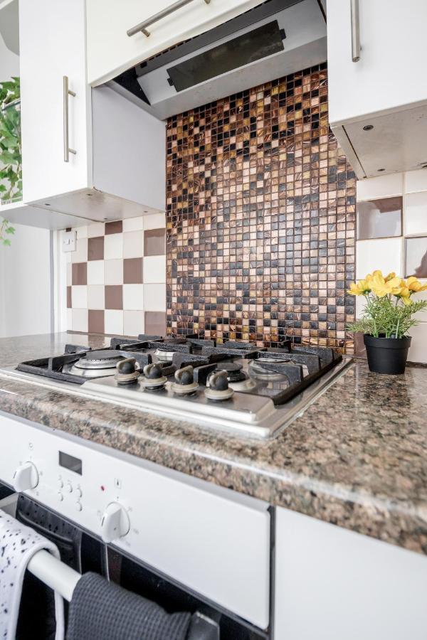 Heathrow 2-Bedroom Maisonette With Parking West Drayton  Екстер'єр фото